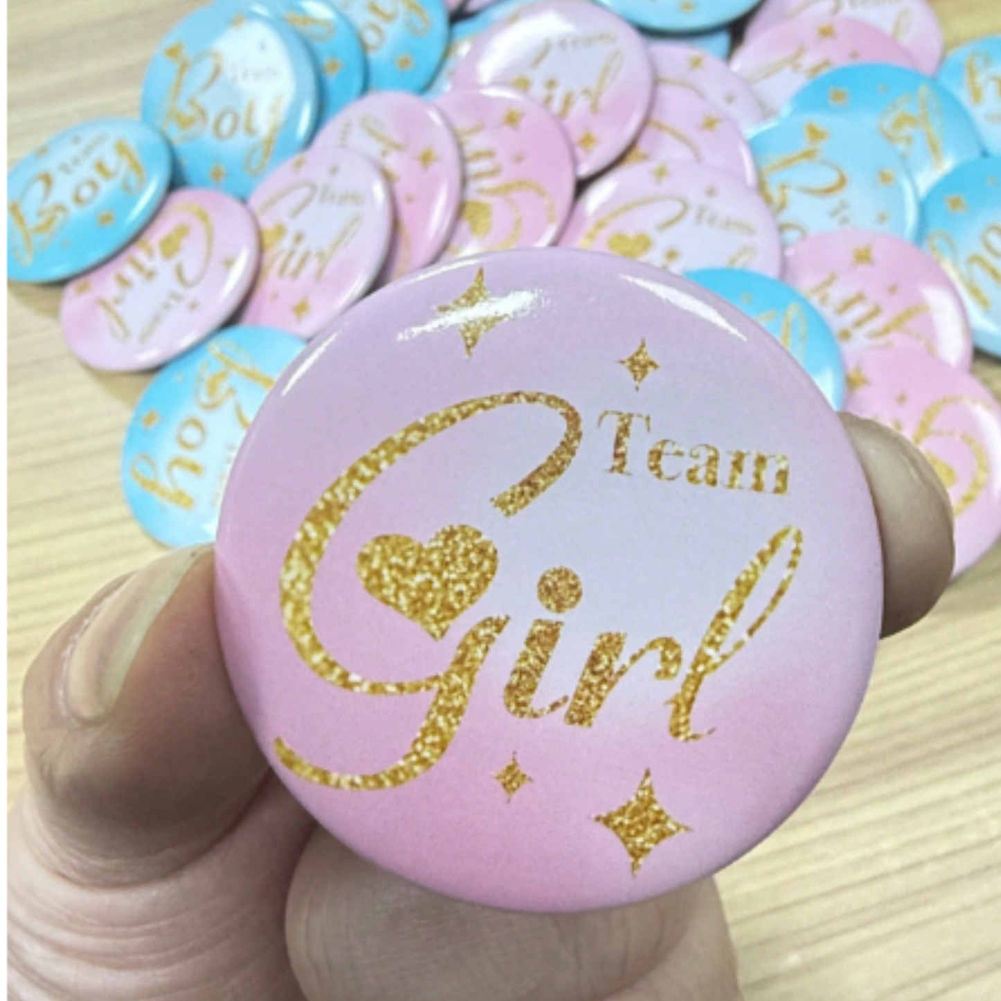 Mega Pack Gender Reveal — Globo revelación + cañones rosa y azul + globos BOY & GIRL + árbol de huellas + juego de votación + adhesivos + pines (131 piezas)